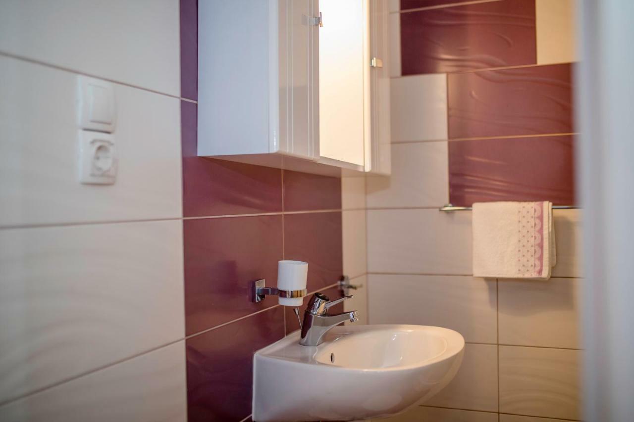Lili Rab Apartment Rab Town Ngoại thất bức ảnh